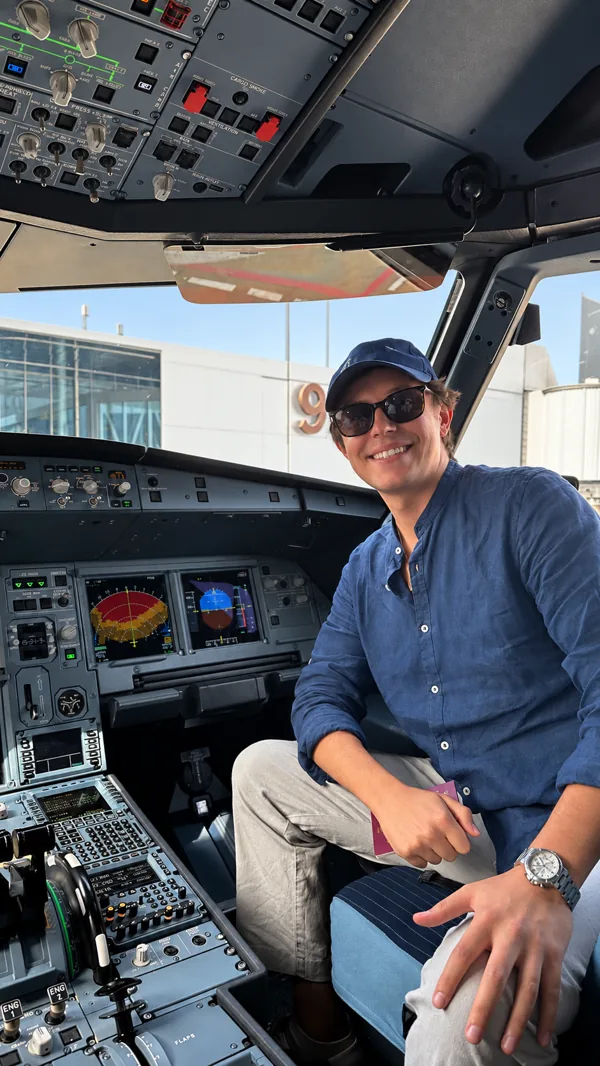 Simone Oliveri seduto in cabina di pilotaggio, sorridente